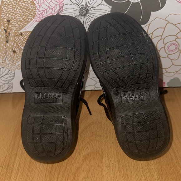 LIKE NEW TODDLER DRESS SHOES - Picture 4 of 4